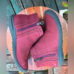 JBU size 9 Women's Maroon Ankle Booties